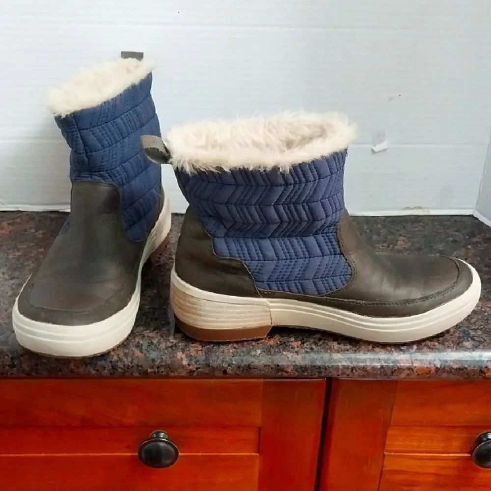 MERRELL Women's Quilted "Warm" Blue and Brown Boots...SIZE 7...EUC